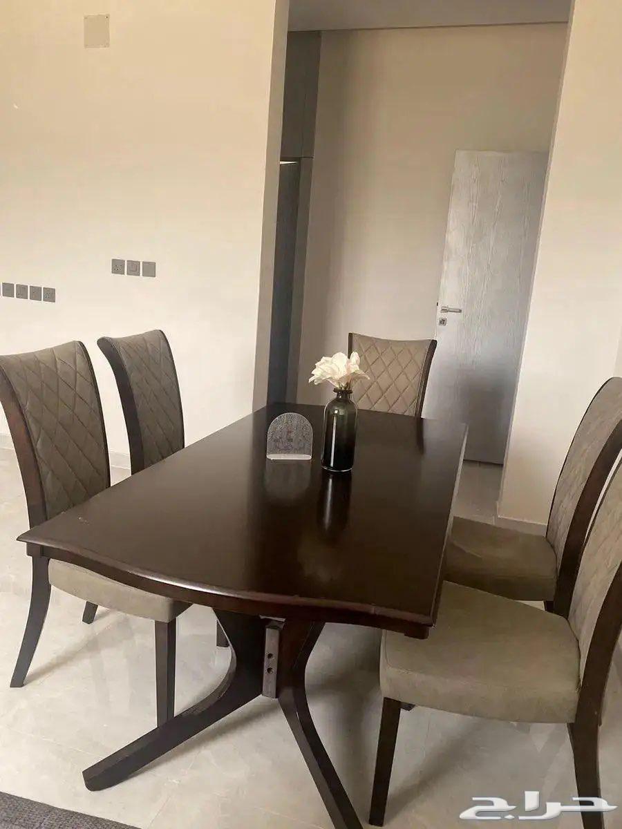 Dining table with 6 chairs64410435724547110