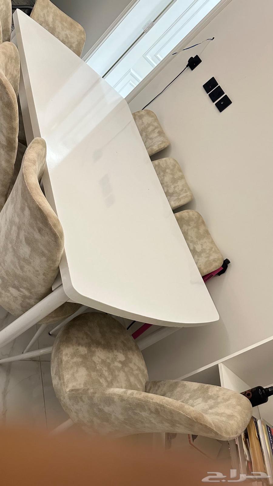 Dining table with 8 chairs64410318802946112