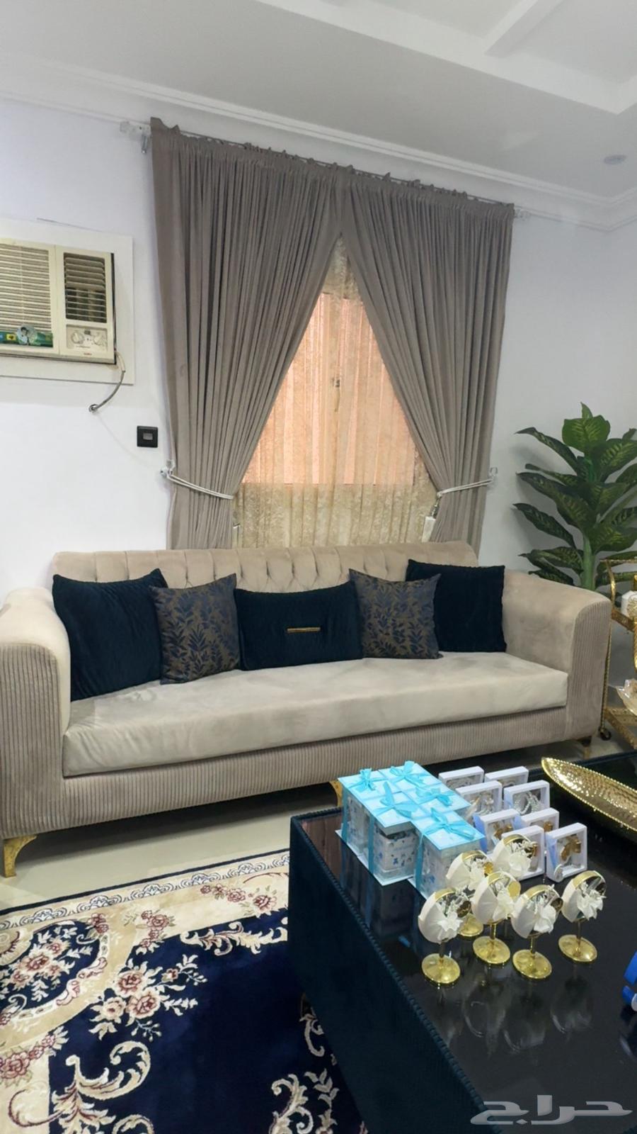 كنب مجلس نظيف جدا للبيع استخدام خفيف جدا64410391487106114