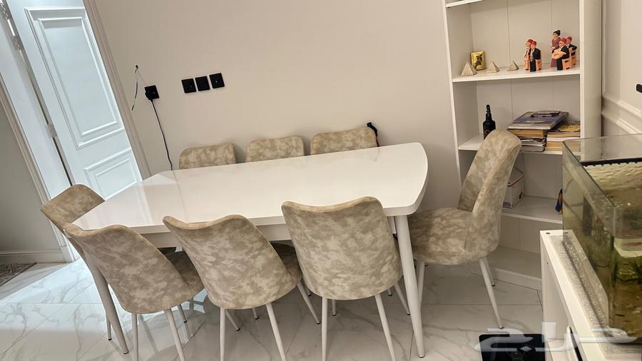 Dining table with 8 chairs64410318802946111