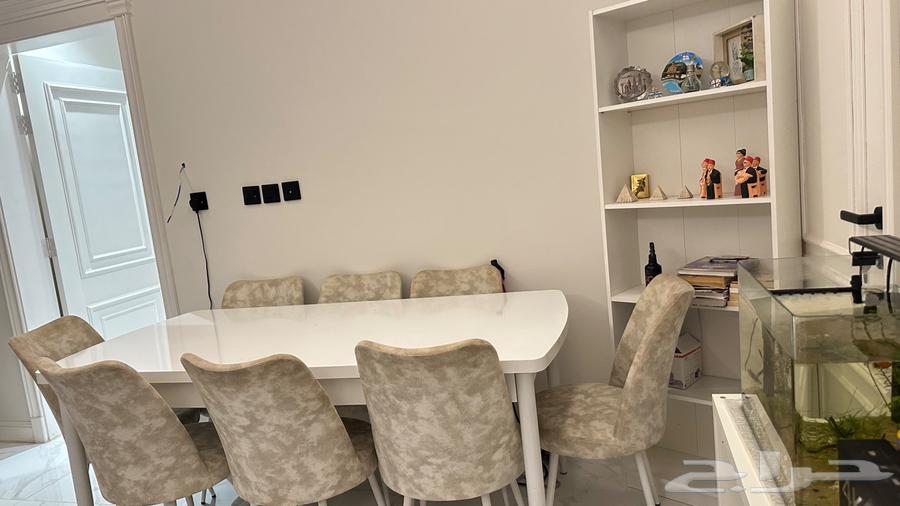 Dining table with 8 chairs64410318802946113