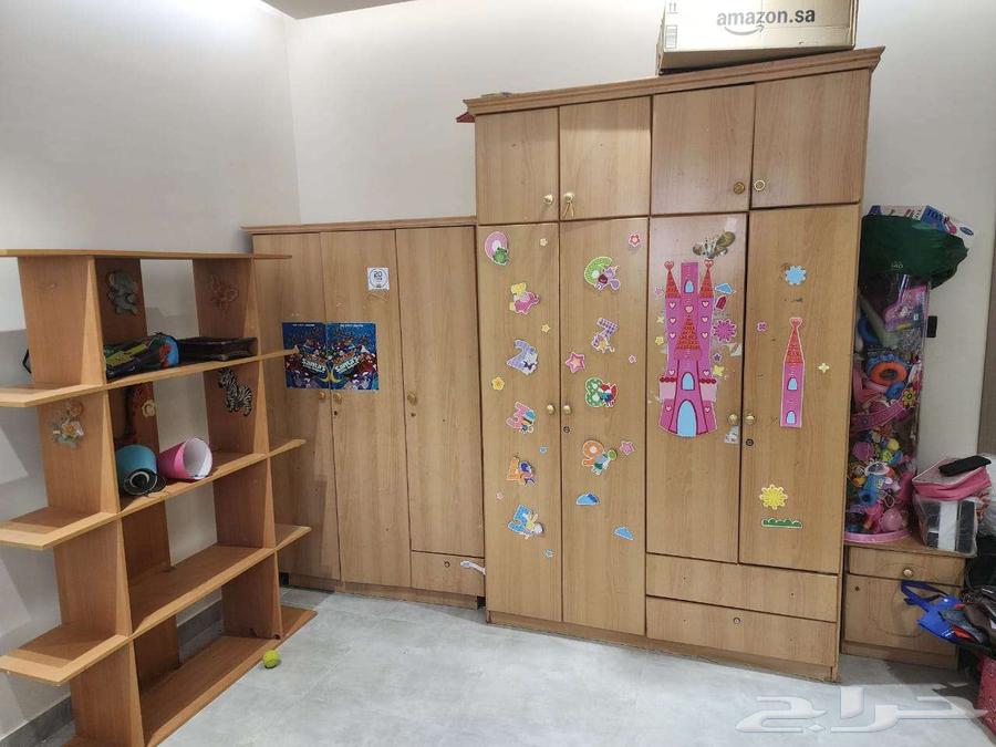 Selling 2 wardrobes and a desk for 100 SAR, and another desk for 100 SAR64407266365442111