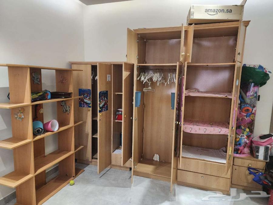 Selling 2 wardrobes and a desk for 100 SAR, and another desk for 100 SAR64407266365442112