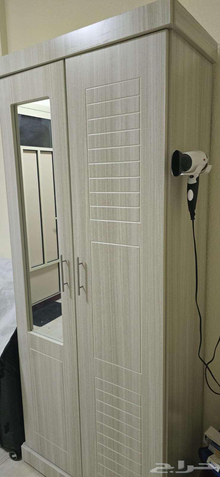 خزانة ملابس شبه جديدة وسرير للبيع64416623834881110