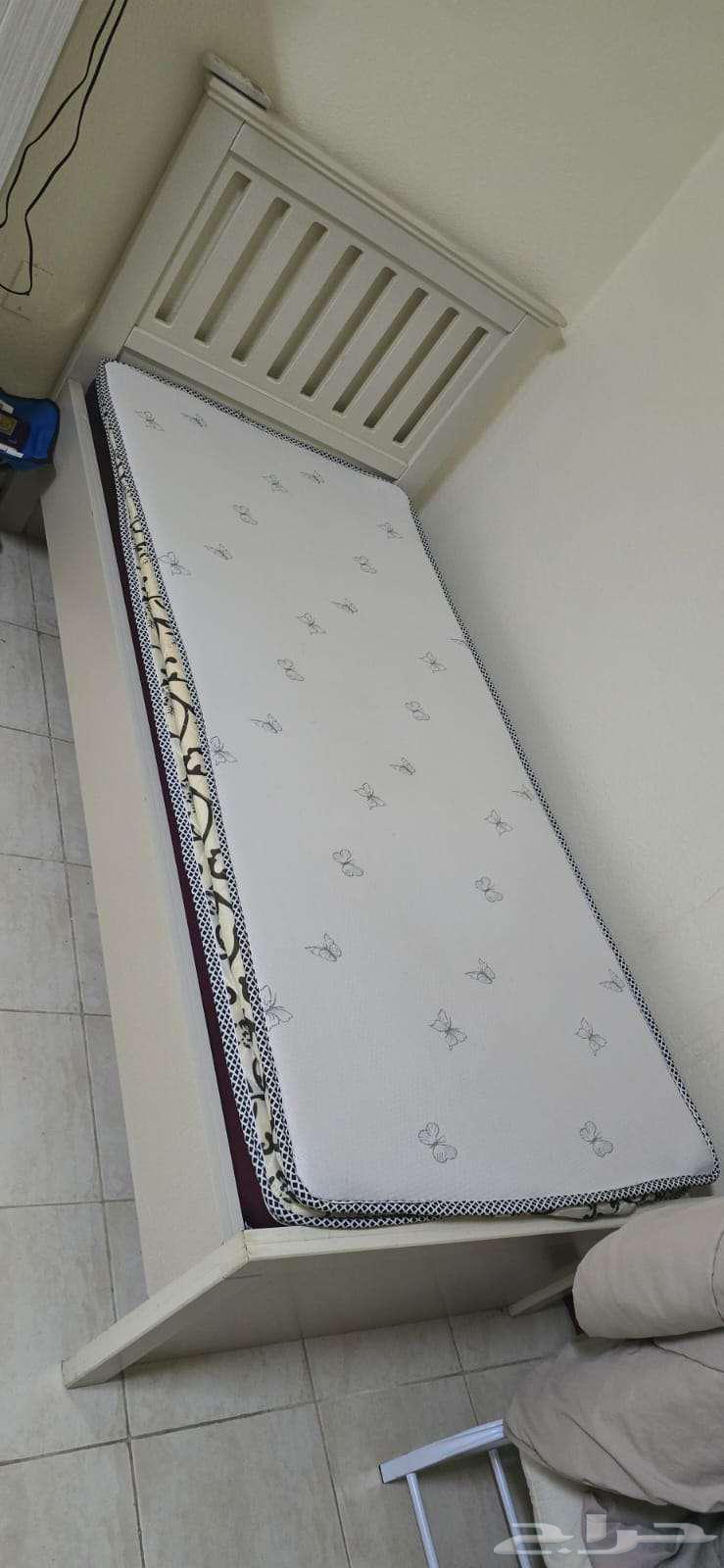 خزانة ملابس شبه جديدة وسرير للبيع64416623834881112
