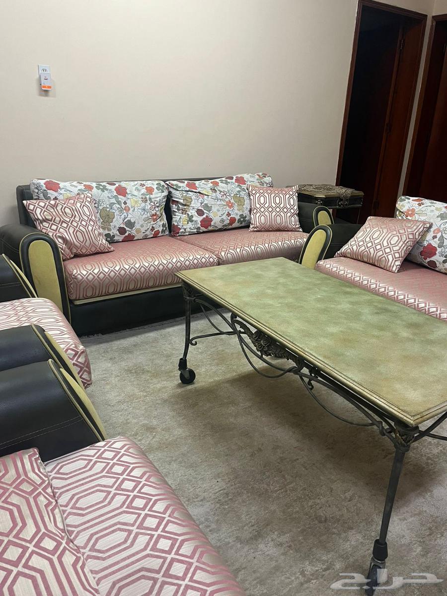 فرصة للبيع.. طقم كنب تركي شبه جديد من قماش مخمل وجلد فاخر64413719404033112