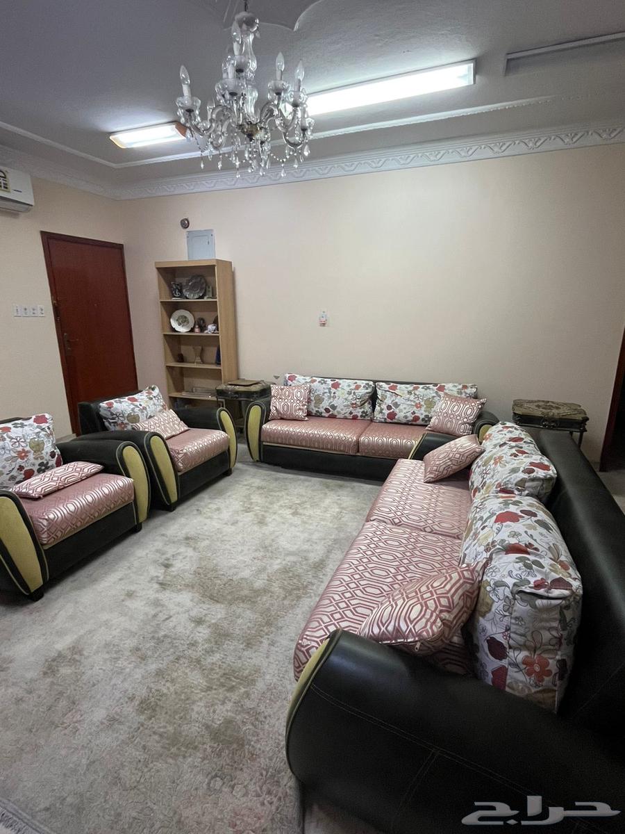 فرصة للبيع.. طقم كنب تركي شبه جديد من قماش مخمل وجلد فاخر64413719404033111