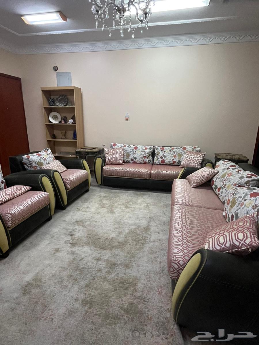 فرصة للبيع.. طقم كنب تركي شبه جديد من قماش مخمل وجلد فاخر64413719404033110