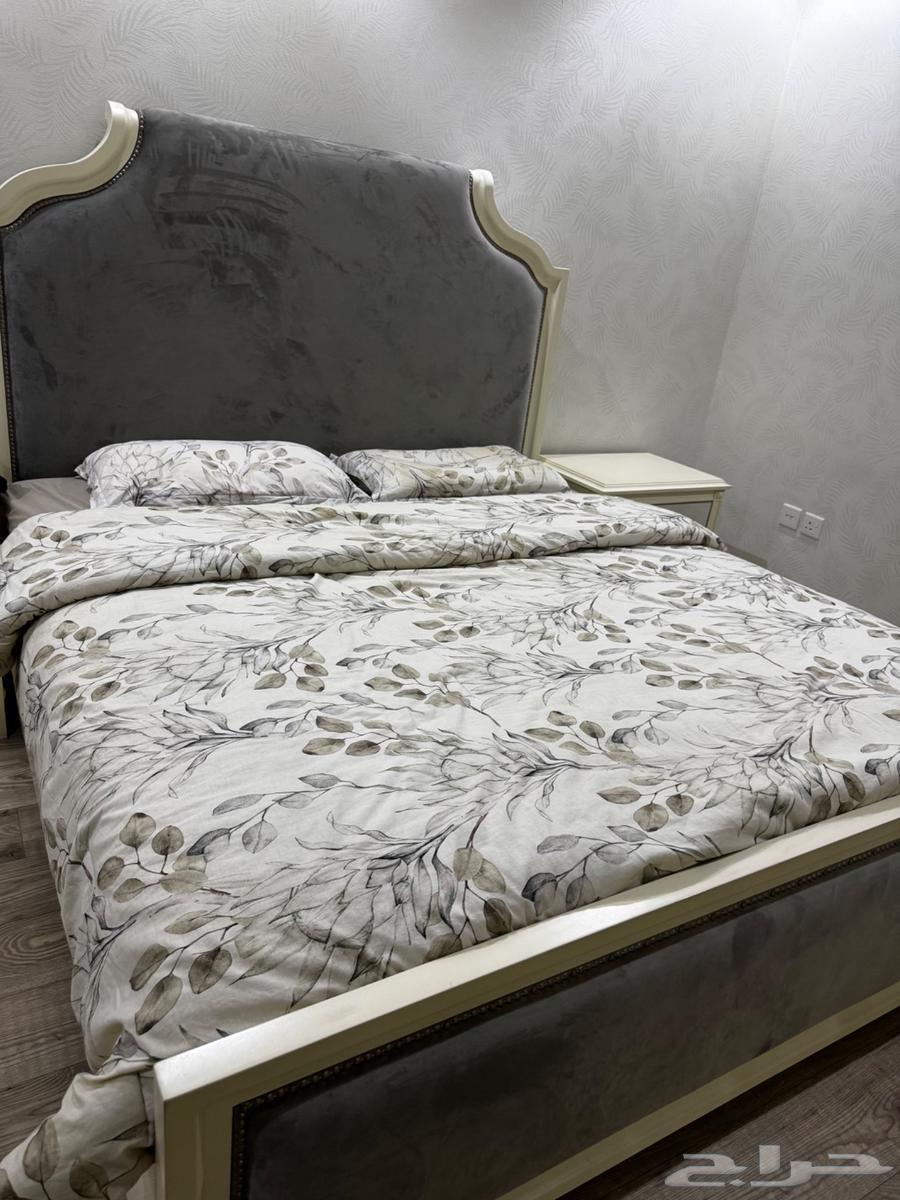 King-size bed with mattress64413878296067111