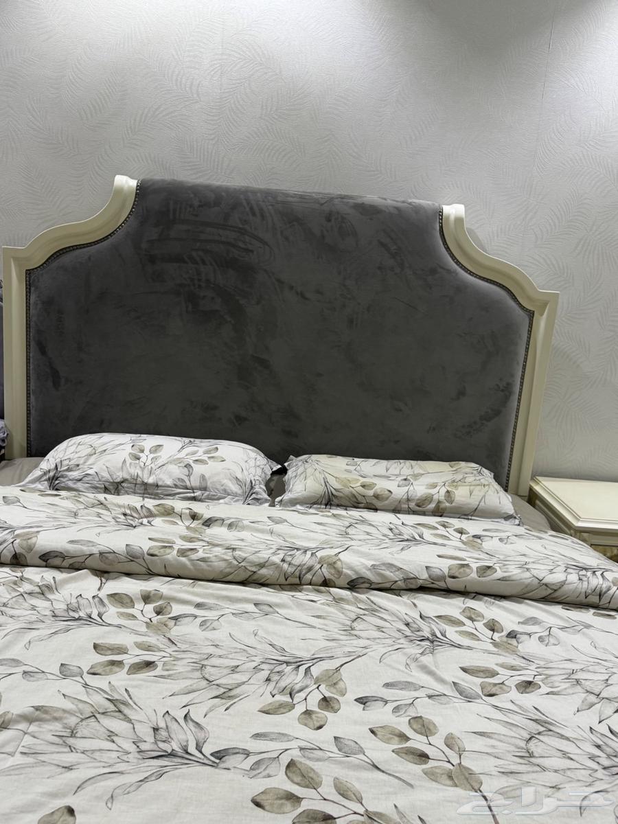 King-size bed with mattress64413878296067112