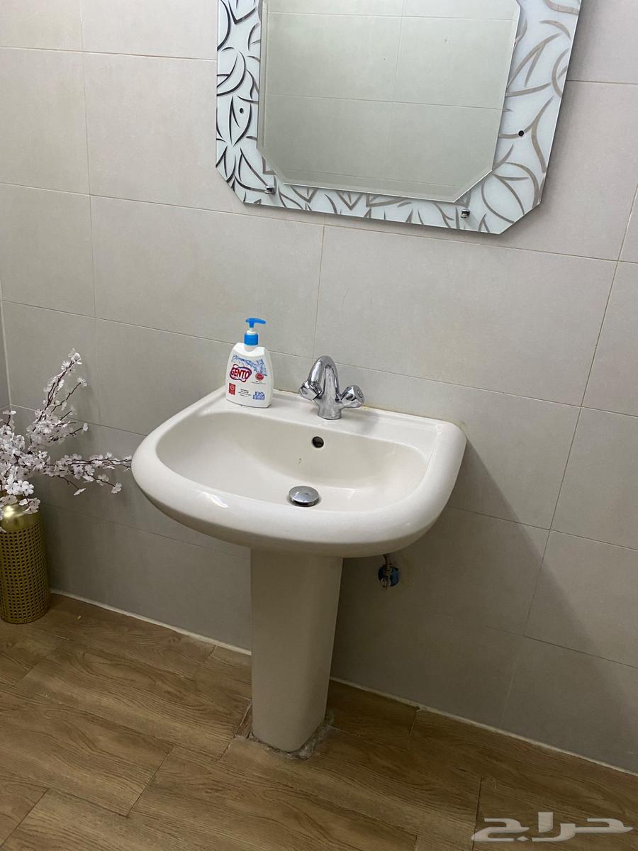 عندي مغاسل 4 للبيع وكنب وطاولات64419730150402110