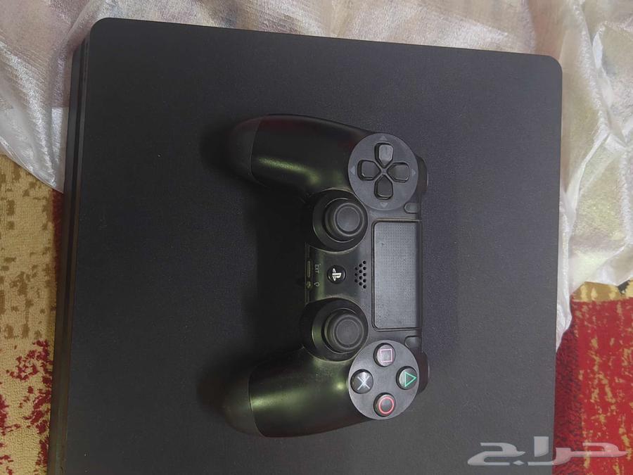 Very clean PlayStation 4 with controller64413572751489110