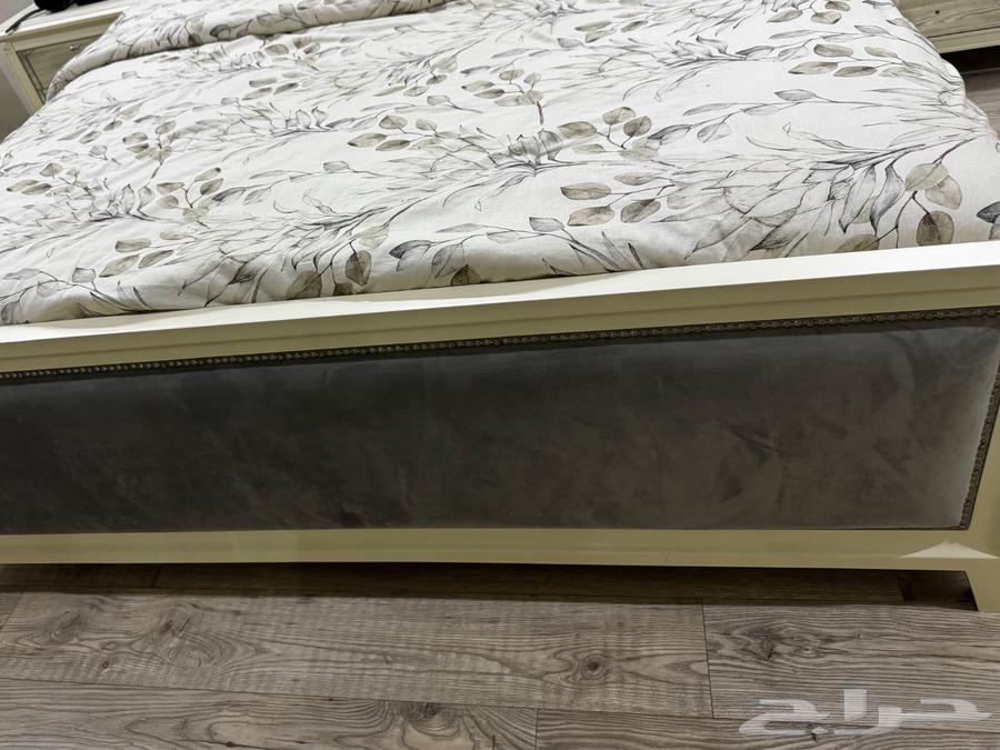 King-size bed with mattress64413878296067110