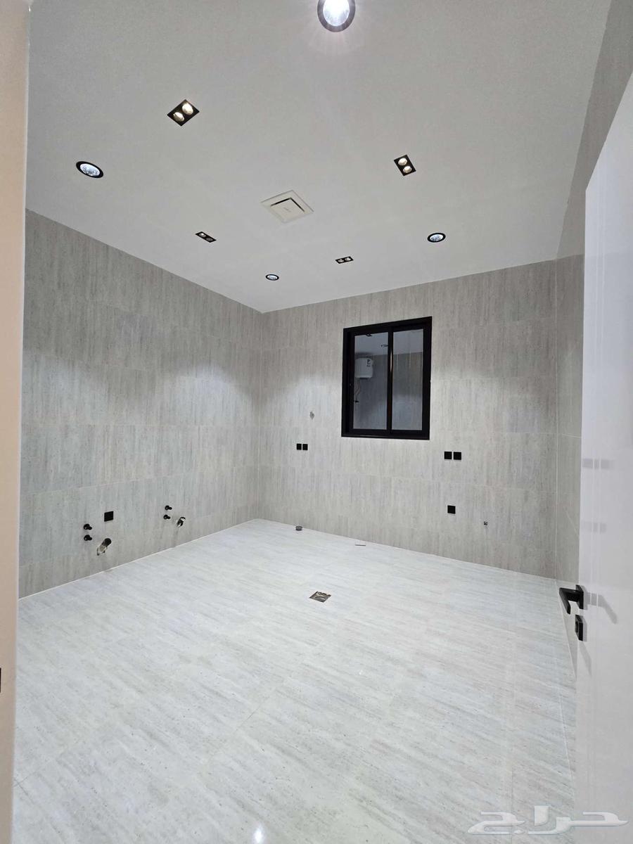 أدوار أرضية فاخره للبيع مخطط اليرموك - طريق خميس مشيط ابها64142105735555113
