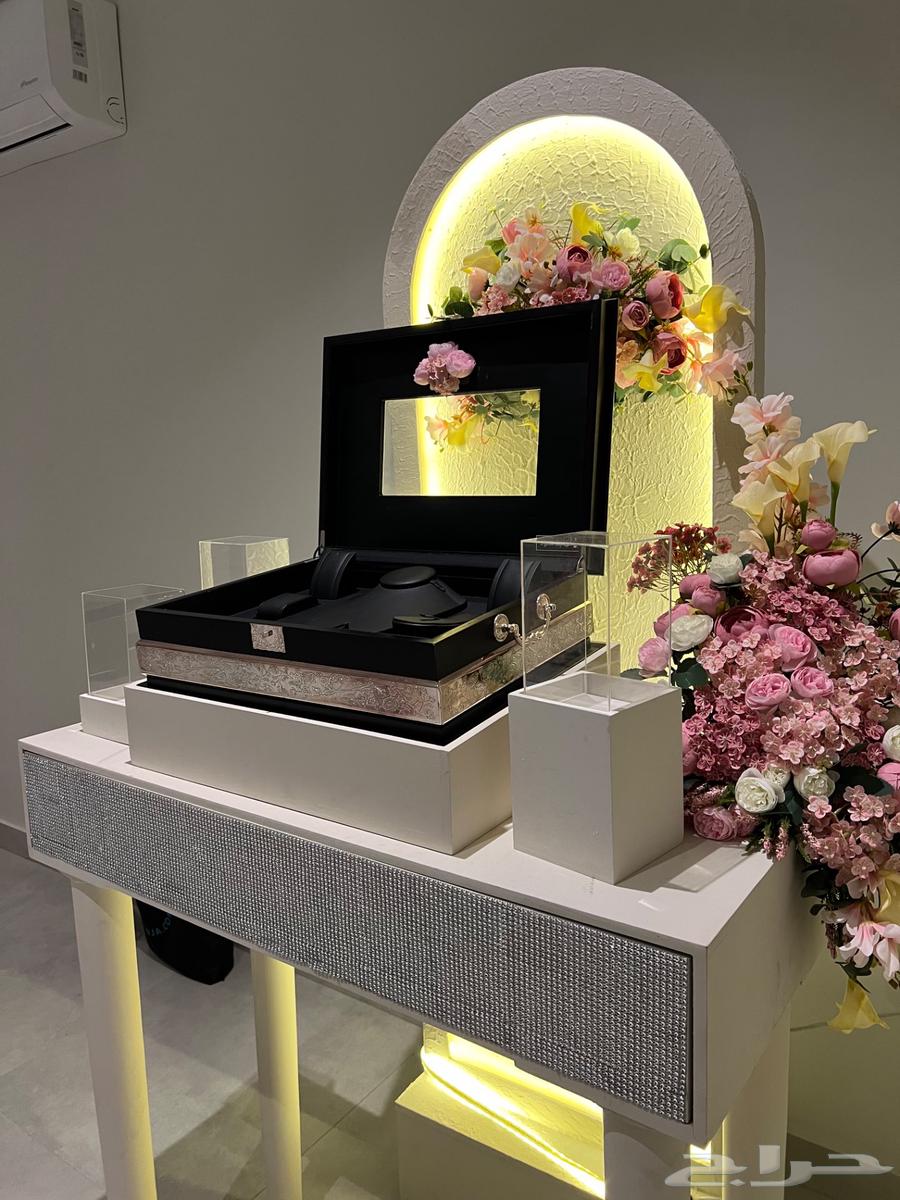 Luxury Queen Cart with Modern Design and Unique Lighting64423213753218110