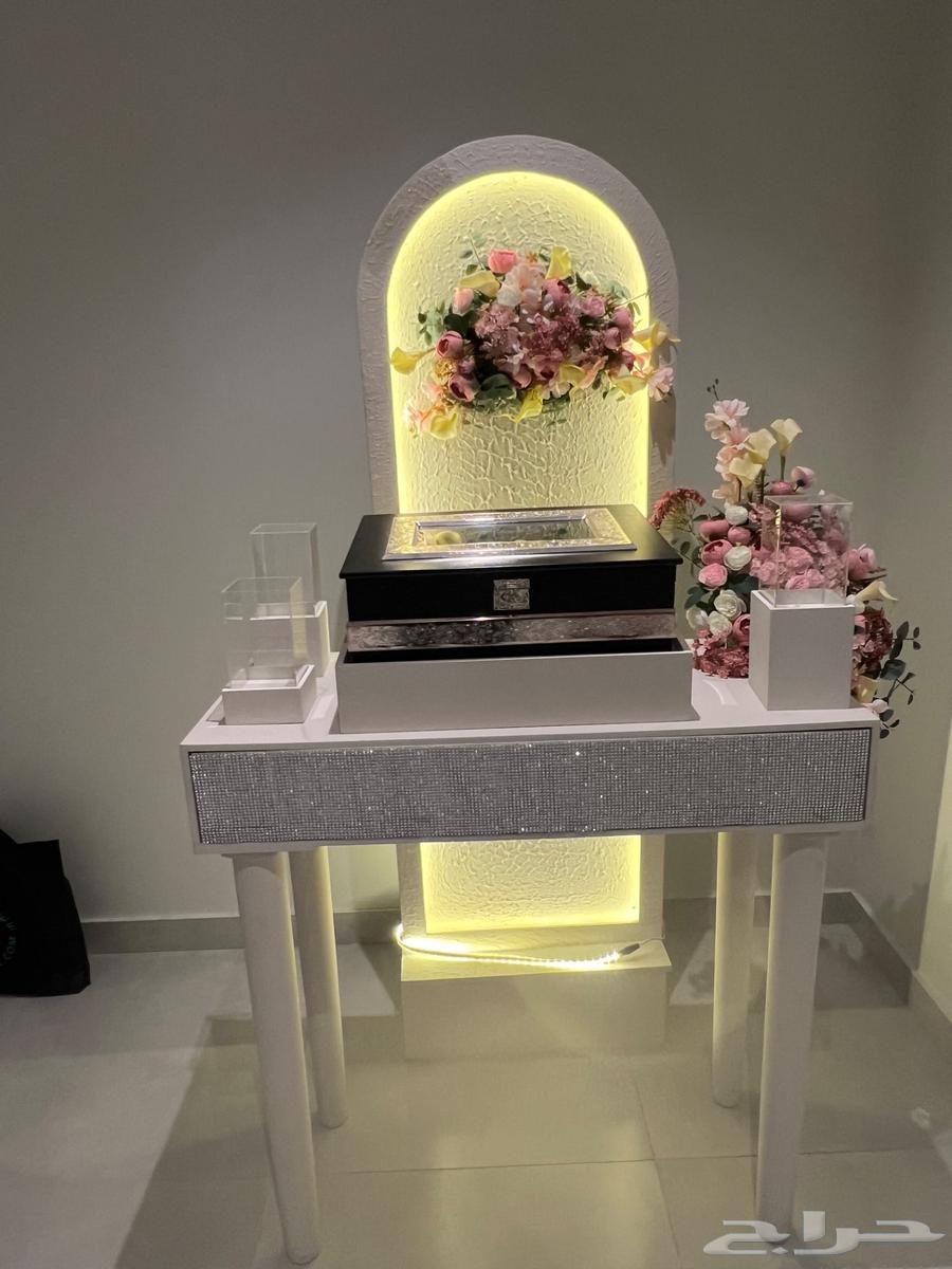 Luxury Queen Cart with Modern Design and Unique Lighting64423213753218113