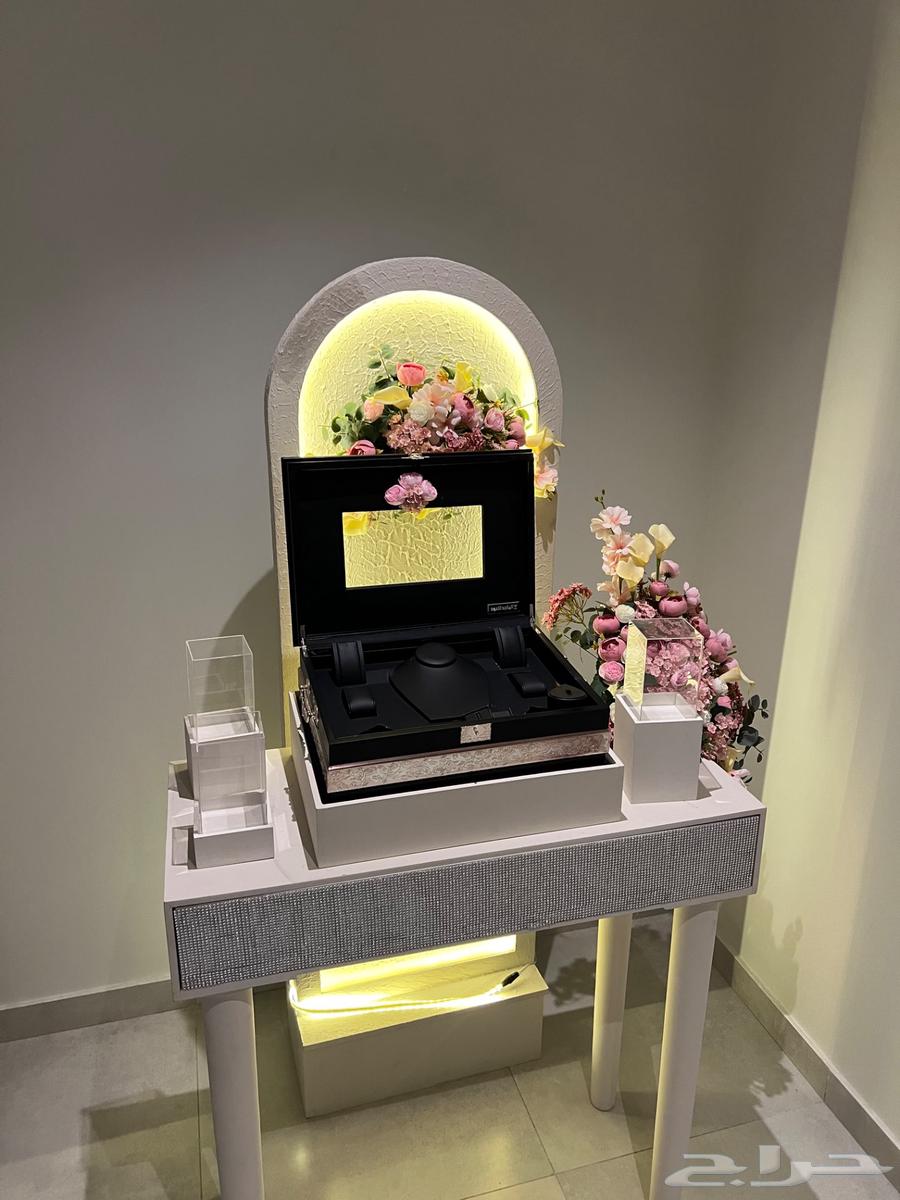 Luxury Queen Cart with Modern Design and Unique Lighting64423213753218112