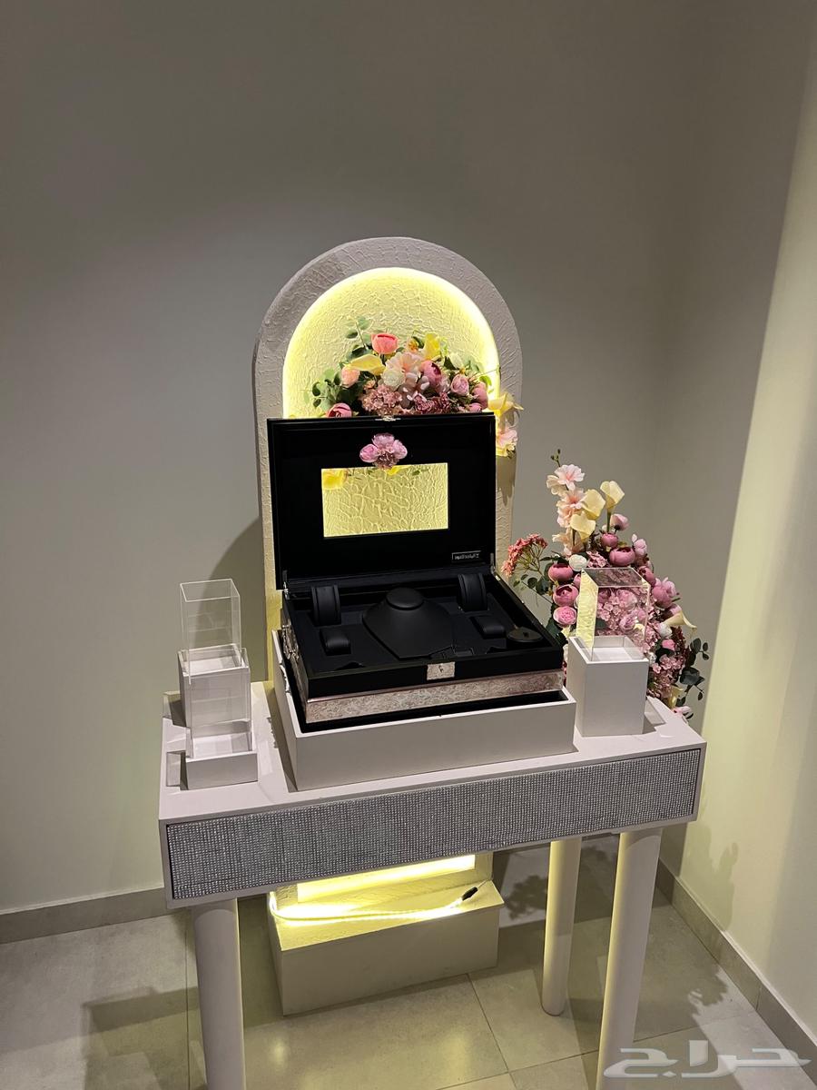 Luxury Queen Cart with Modern Design and Unique Lighting64423213753218114