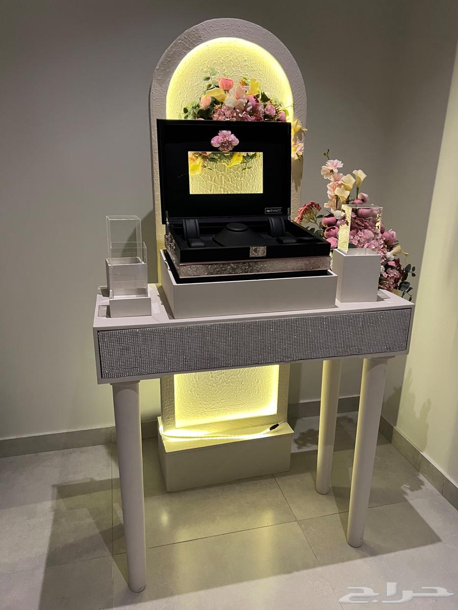 Luxury Queen Cart with Modern Design and Unique Lighting64423213753218111