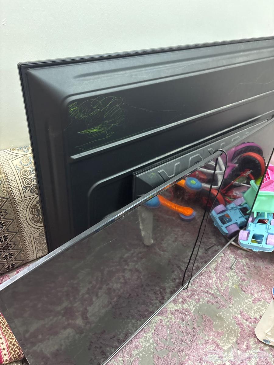 Two screens, one Skyworth and the other an Icon screen64427196171266110