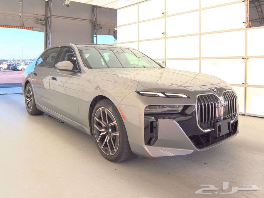 بي ام دبليو الفئة السابعة 740i موديل 2023 لون رمادي روعه64585423437443111