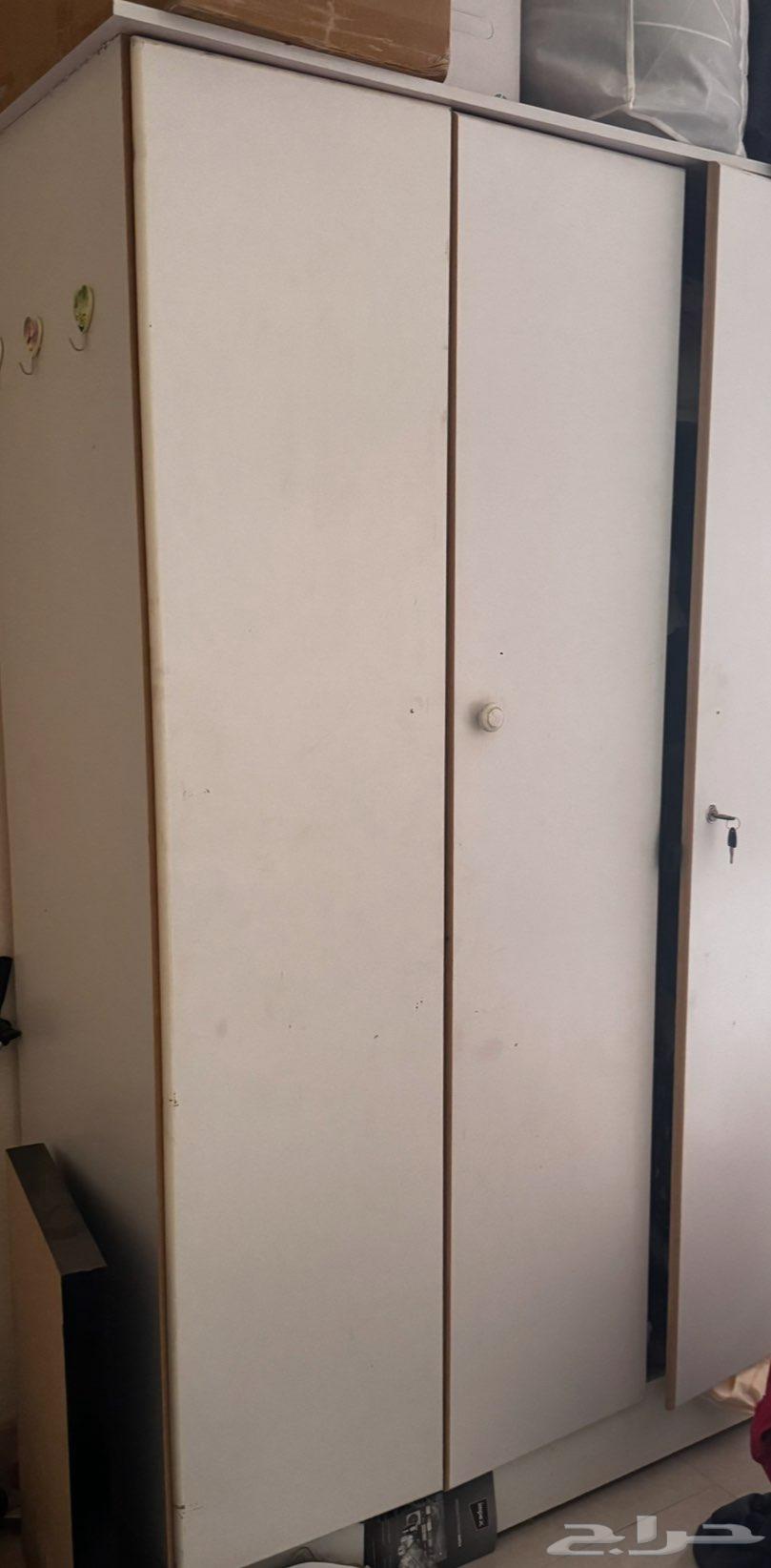 3-door wardrobe with 2 shelves, 1 mirror, and 1 TV table64429613878273110