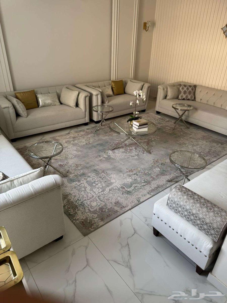 Sofas and tables64430394645761110