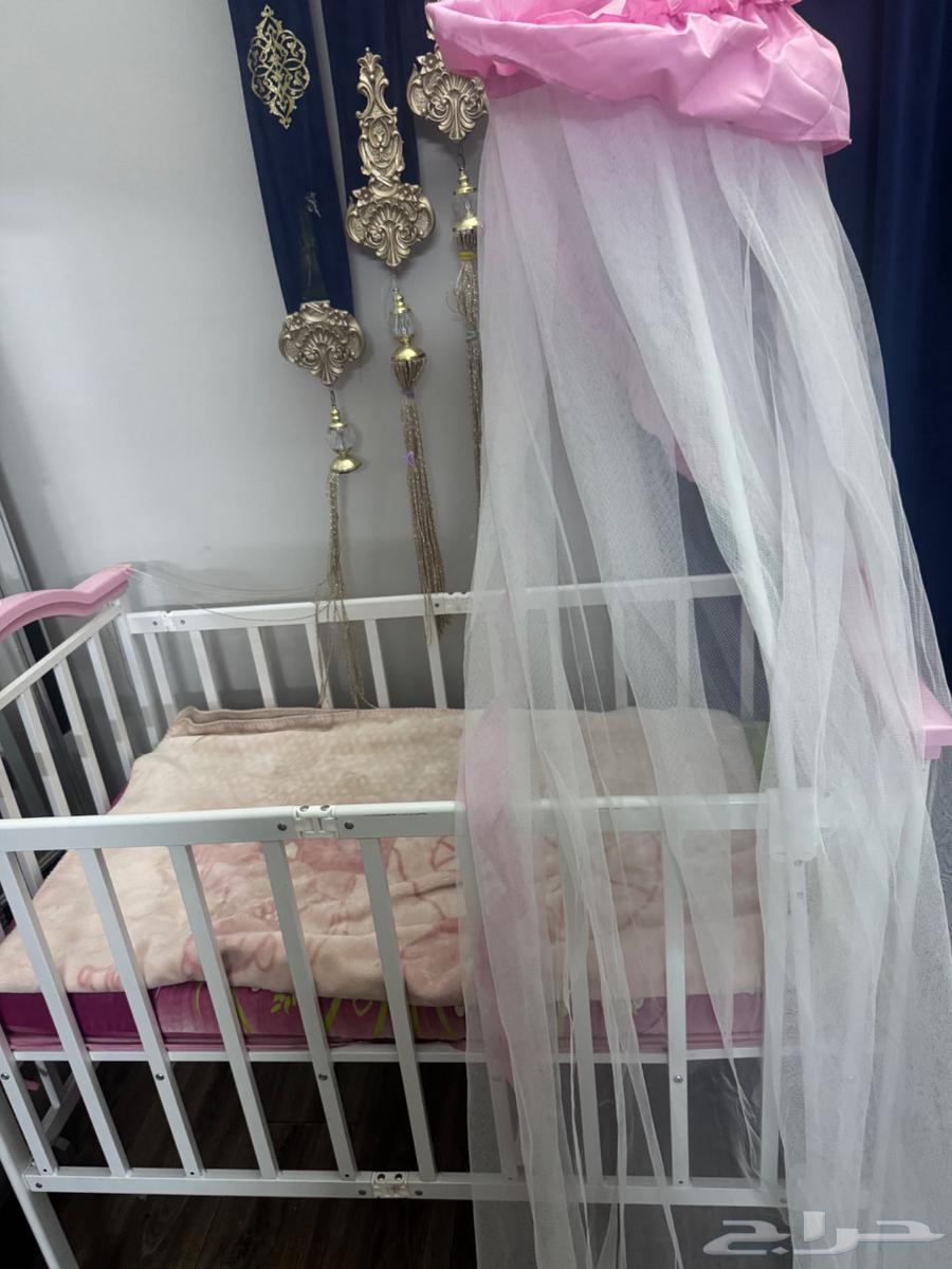 سرير طفله شبه جديد للبيع64433215768321111