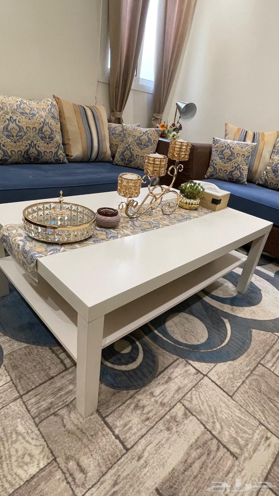 غرفة جلوس كاملة مع طاولة وسط وخدمة وسجادة64430684379393113