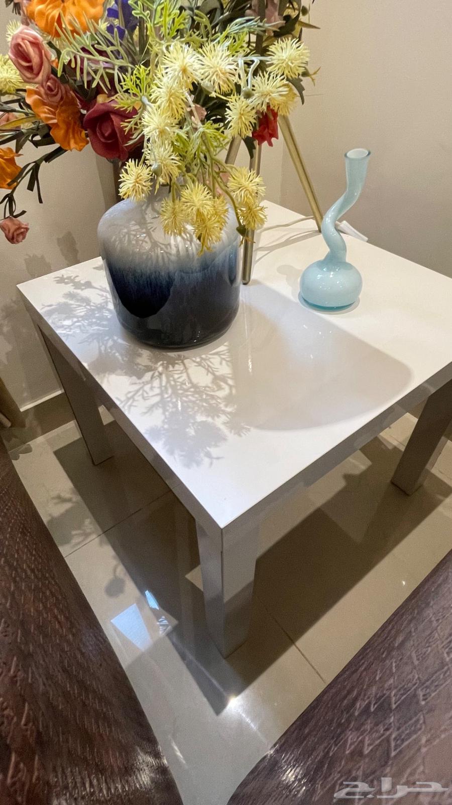 غرفة جلوس كاملة مع طاولة وسط وخدمة وسجادة64430684379393114