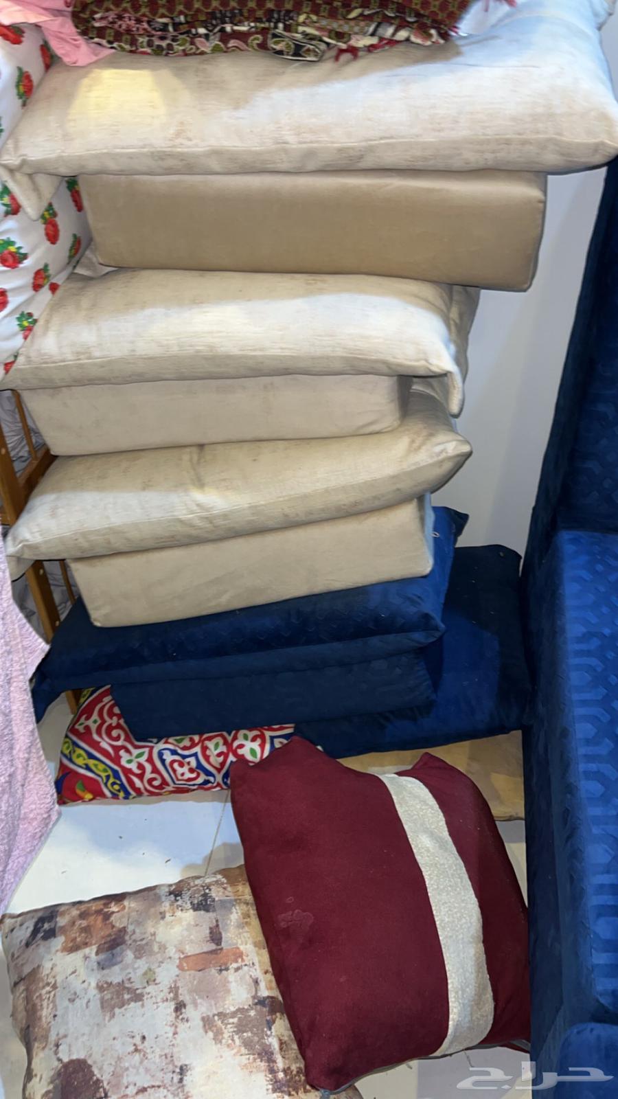 Small chandelier, two and several cushions and backrests sofa64430913856771110