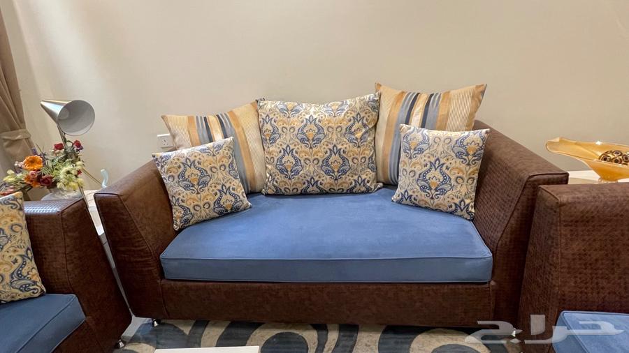 غرفة جلوس كاملة مع طاولة وسط وخدمة وسجادة64430684379393112