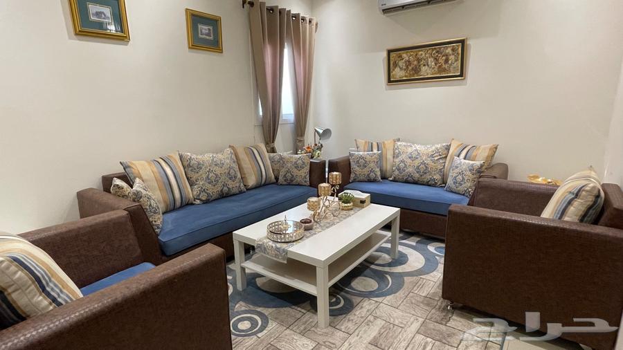 غرفة جلوس كاملة مع طاولة وسط وخدمة وسجادة64430684379393111