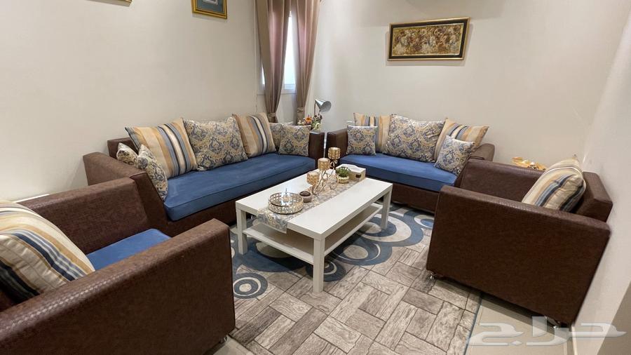 غرفة جلوس كاملة مع طاولة وسط وخدمة وسجادة64430684379393110