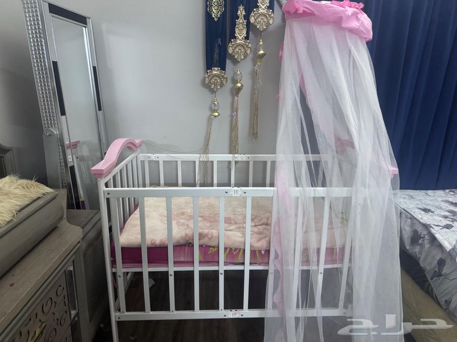 سرير طفله شبه جديد للبيع64433215768321110