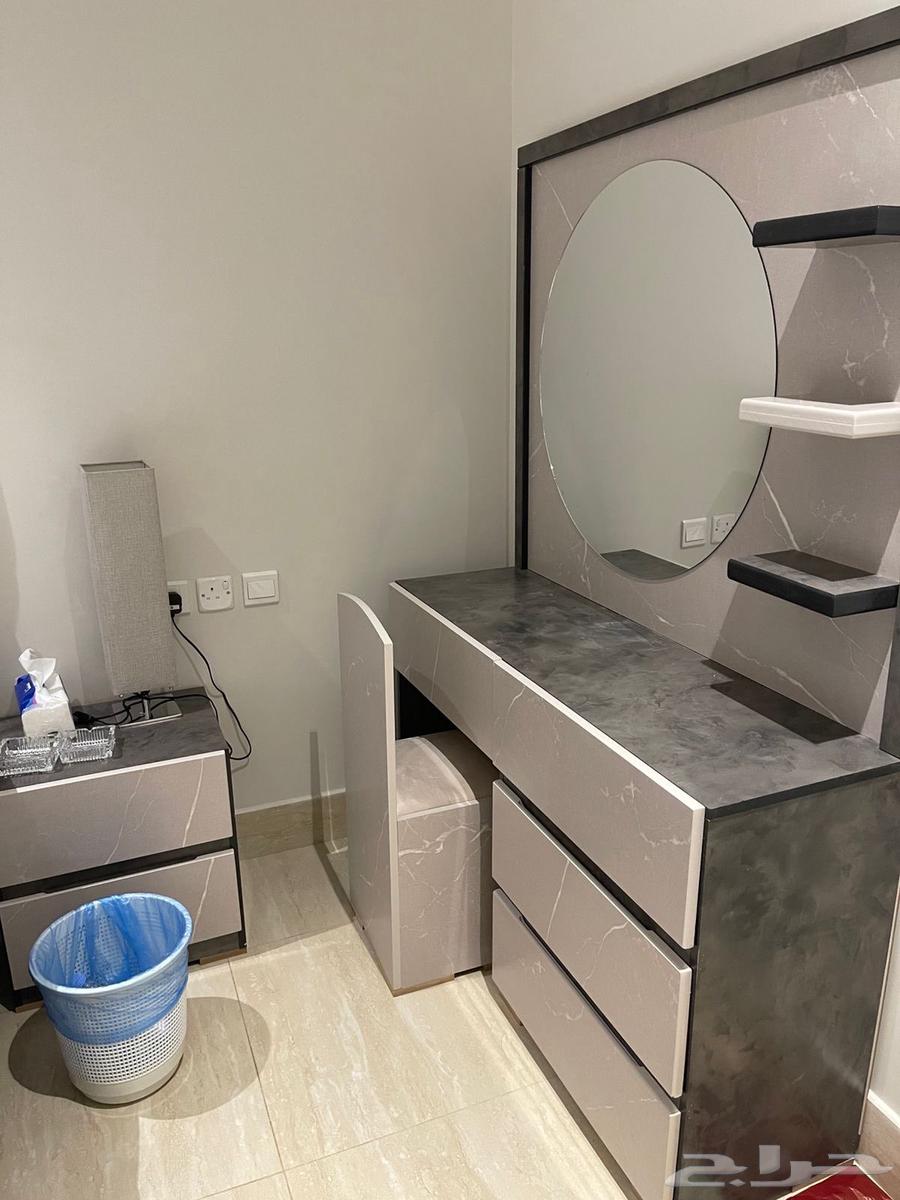 Wardrobe, dressing table, and 2 nightstands64434891156227110