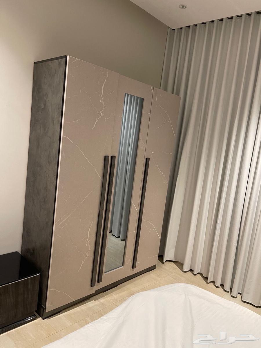 Wardrobe, dressing table, and 2 nightstands64434891156227111