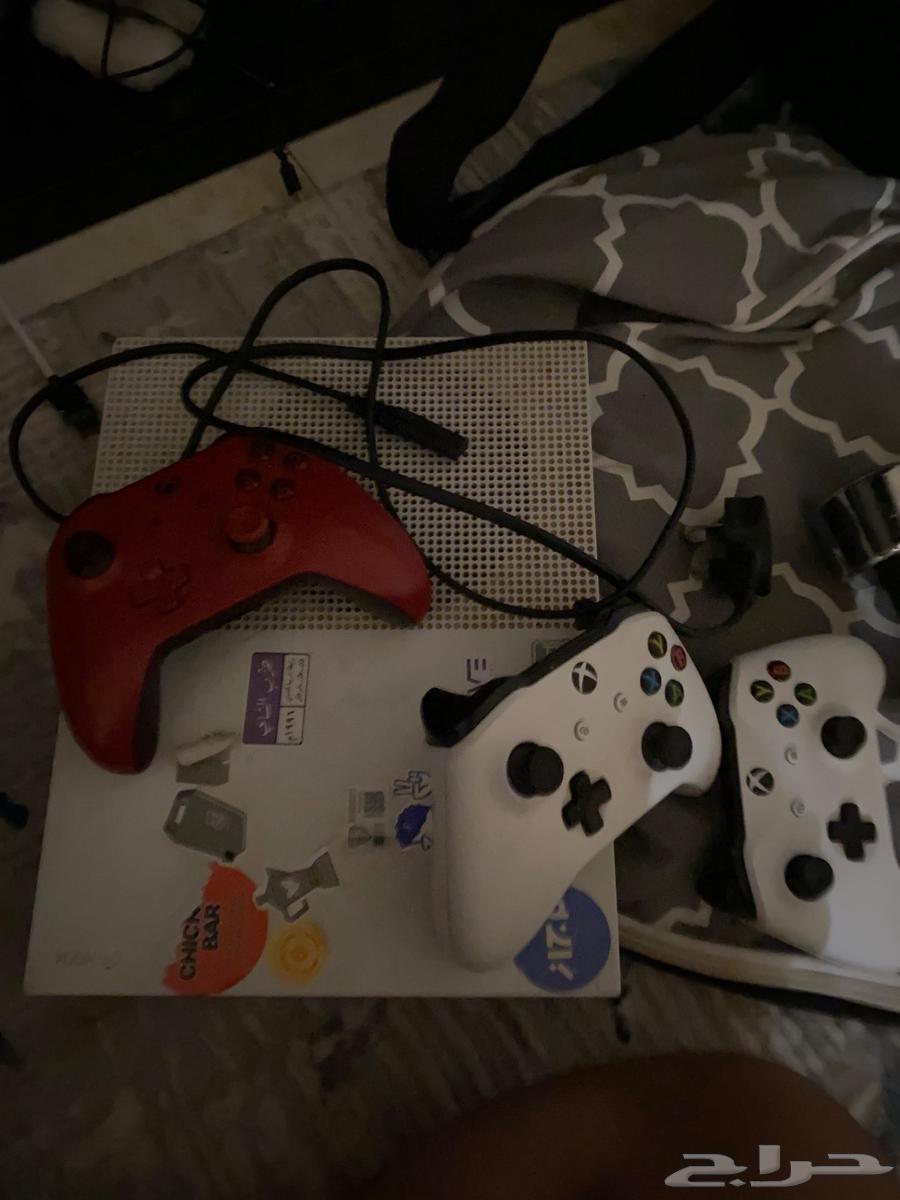 Xbox one مع ثلاث يدات وبطاريه64435244940289111