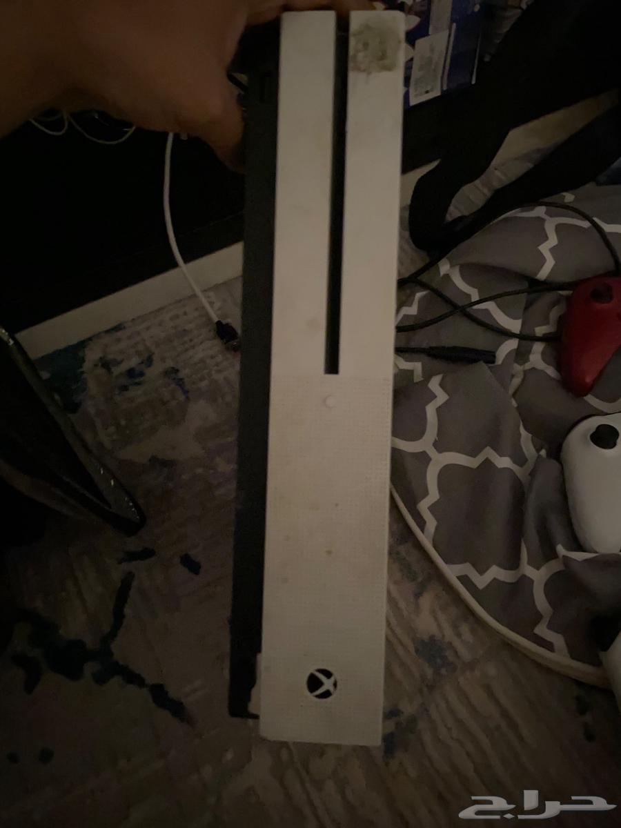 Xbox one مع ثلاث يدات وبطاريه64435244940289112
