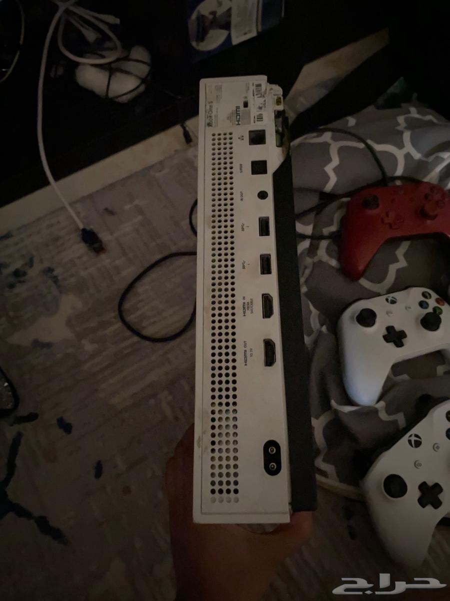 Xbox one مع ثلاث يدات وبطاريه64435244940289113