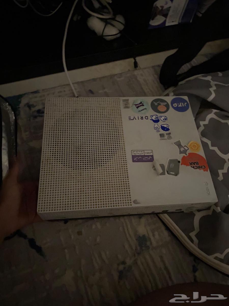 Xbox one مع ثلاث يدات وبطاريه64435244940289110