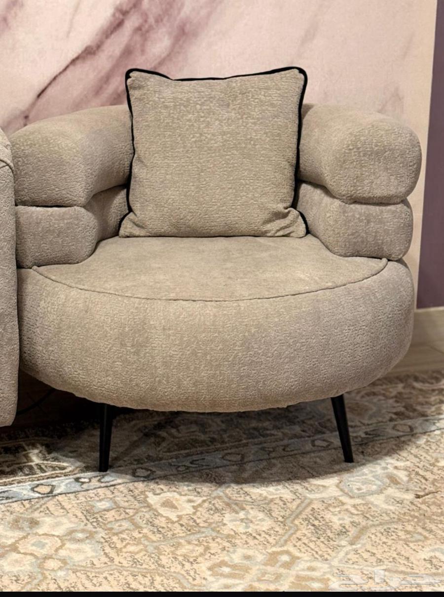 Sofa and carpet, almost new, used for only four months64442938750338112