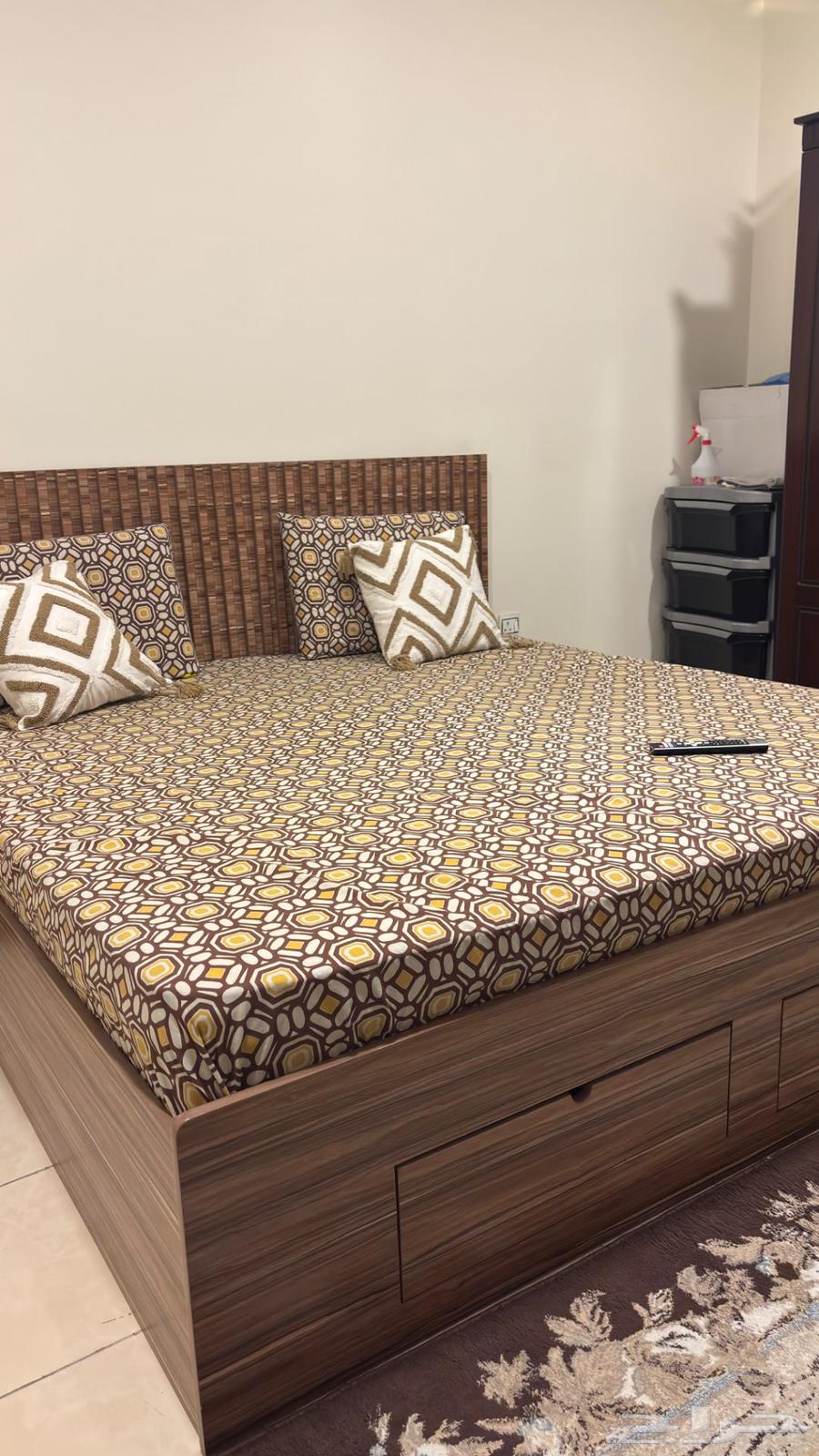 سرير كبير الحجم مع خزانة ومرتبة64437086174979113