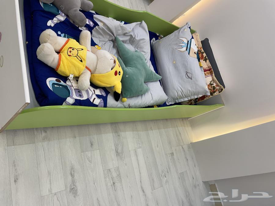 2 toddler beds with desks and drawer units64440219209219113