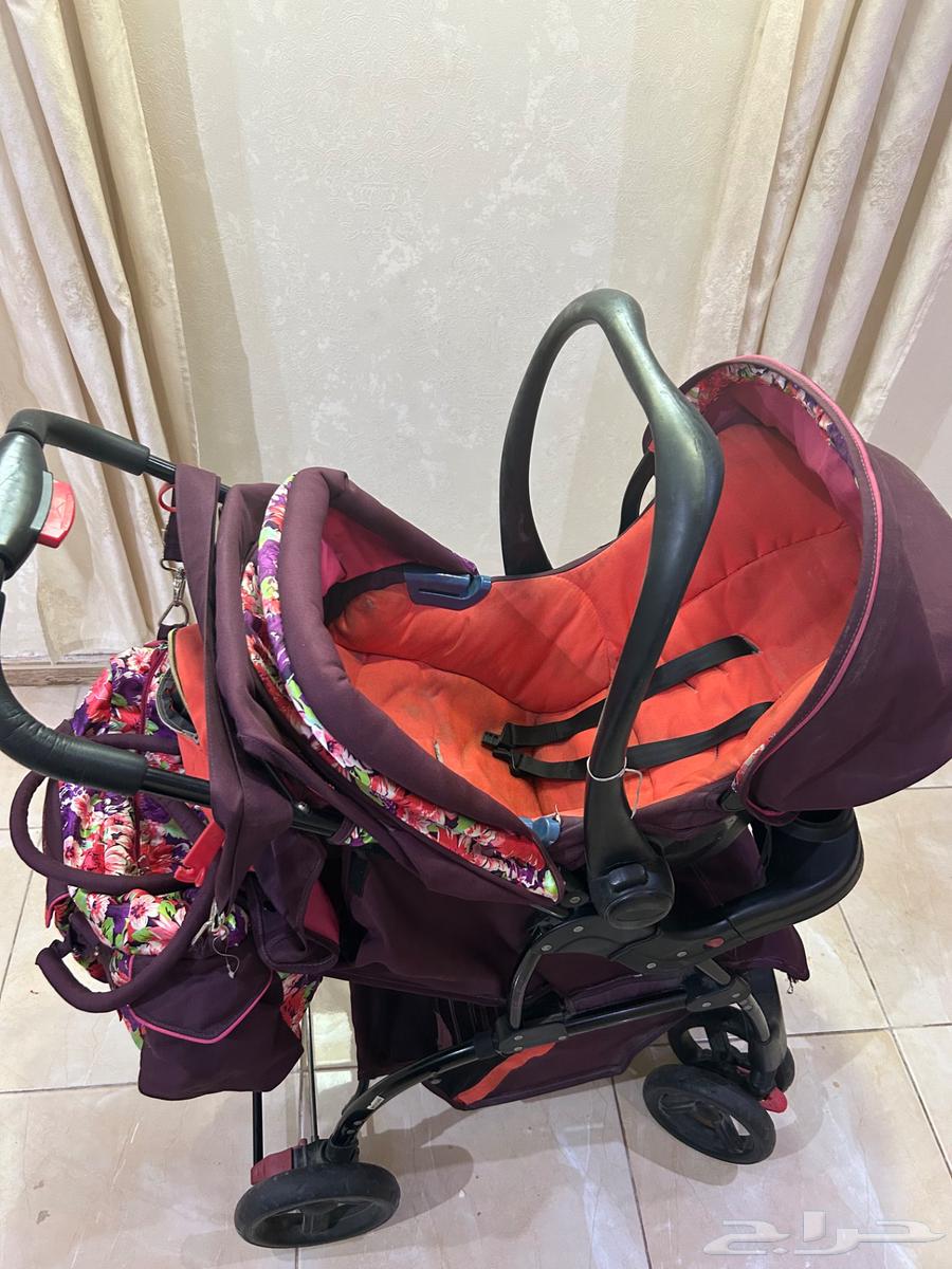 عربة اطفال بحالة جيدة مع كرسي السيارة64444325391235110