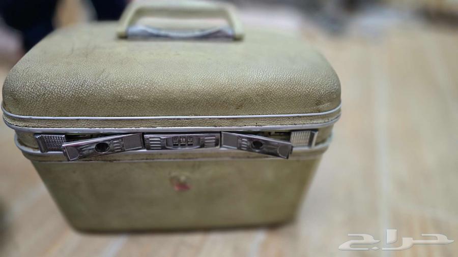 شنطة قديمه عمرها فوق 40 سنه64450238272898110