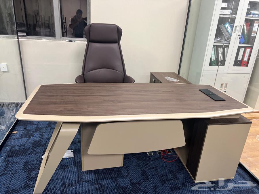 New and luxurious design office tables available at cheap prices64448275704449110
