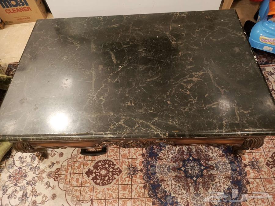 A large wooden table64442979616003110