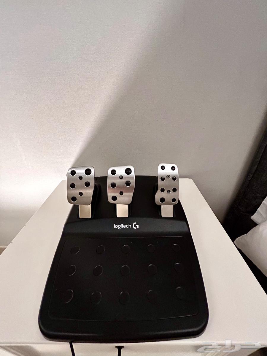 D-Box and pedals in working condition, plus Forza game delivered to your door64456503747970110