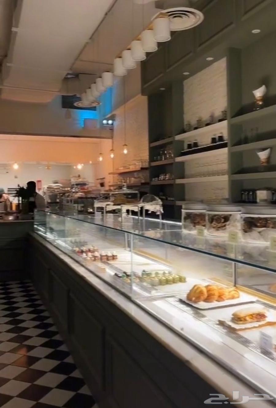 Display refrigerator in a restaurant64455386775938110